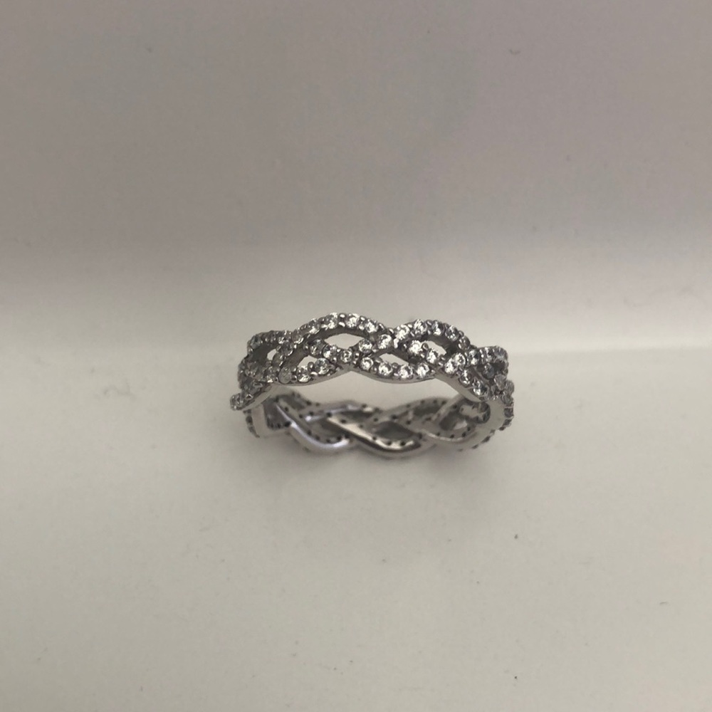 Twisted diamond band